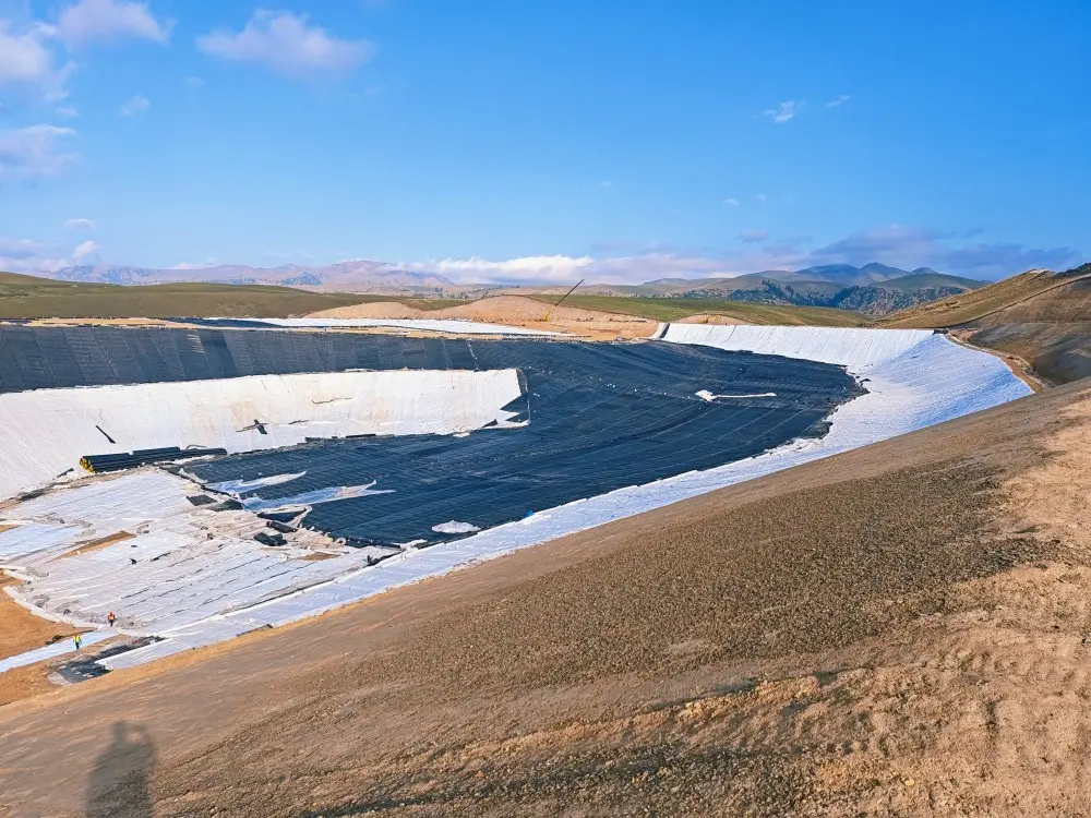 The reasons for adding a protective layer to geosynthetic membranes during construction (2).jpg